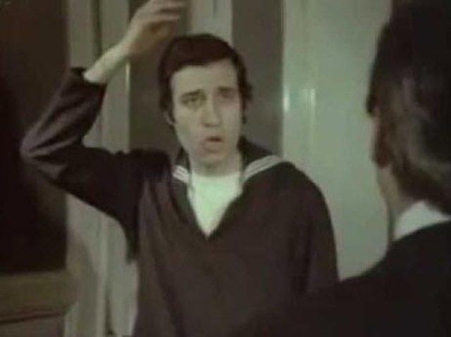 Fes başıma fes başıma püskülü ben olayım.. Ahhh duvar başıma, başım duvara!...