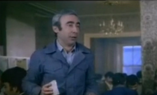 Neşeli Günler / Şener Şen  - En iyi cilet budur. Dünyanın bütün meşhurları bununla traş oluyor; İngiltere Kralı, rahmetli Başkan Kennedy, Taçsız Kral Pele, Bakenbauer, Kaleci Myer, Nadya Komenaci, Biricit Bardo, Fenerbahçeli Cemil… hepsi şöhretlerini bu bıçağa borçlular. Evettt! Denemesi bedava hem de hiç para vermeden. Bakın mesela şu vatandaşın sakalı uzamış. Şimdi 2 dakikada susuz sabunsuz, bu iş hallolucak. Bakın abiler, fennin son harikası, Alaman mucizesi, bütün meşhurların bıçağı.. + Dur yahu.. - Sen dur vatandaş ya başına devlet kuşu kondu be! Evet abiler dikkatle bakınız. Bakınız, su yok, sabun yok, gibicibicis marka krem, bu da fabrikamızın hediyesidir çok muhterem abilerim. Evet bakınız, lütfen saatlerinize bakınız. Yalnız 17 saniyede tamam bu iş. Bir, ikiee, üç, dört, beş ,altı, şöyle yedi, evet bitiyor, sekieez, do… + Yeter be yeter, suratımı kan içinde bıraktın be. - Telaş yok kesikler için kan ilacı satıyoruz! Tuhh! Getir bakıyım.