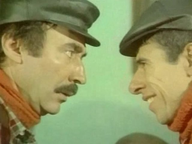 Çiçek Abbas / Şener Şen-İlyas Salman  Çicek abbas (ilyas salman)- sevene can feda, sevmyene elveda Şakir- sen batan bir güneş ben yollarda cilekes Çicek abbas- Şöforun bahti kara muavvinin gonlu yara Şakir- gaz, fren, şanzıman halim duman Çicek abbas- sev beni seveyim seni Şakir- aşk bir otobustür binmesini bilmeli Çicek abbas- son durağa gelmeden inmesini bilmeli Şakir- bana hava atma! Çicek abbas- havan kime yabancı? Şakir- kapılma rüzgarima sen de aldanırsın Çicek abbas- sollama beni sollarim seni Şakir- gecme beni ezerim seni Çicek abbas- dünya dikenli bir hayat sevenler de mi kabahat? Şakir- yaklaşma toz olursun geçme pişman olursun Çicek abbas- çilemse çekerim kaderimse gülerim