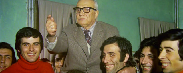 Hababam sınıfı / Halit Akçatepe  Müfettiş: Kaç yaşındasın? Güdük :1453 Müfettiş : Romayı kim yaktı? Güdük : Snamız Müfettiş : Senin anan kim? Güdük : Kanuni sultan süleyman Müfettiş : İlk halife kimdir? Güdük :İmparator neron