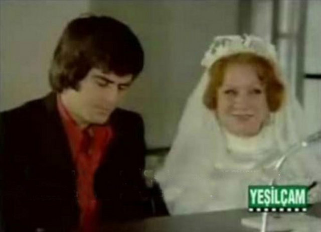 Ah Nerede / Adile Naşit-Tarık Akan - Yanındakini kocalığa kabul ediyormusun ? - Nasıl etmem biz sevişiyoruz.