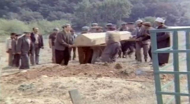 İmam: Kıble bu taraf!  Kemal Sunal: Yoook, çevirin bu taraf. İmam: la havle... Çevirin bu tarafa! Kemal Sunal: Ula n'apacak kıbleyi? Kalkıp namaz mı kılacak!