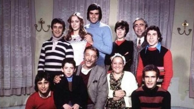 Neşeli Günler / Şener Şen çocuklar: amca hadi şu aslan avını anlat ziya: hheeaauu... eveüüt.. bi gün arkadaşlarla ormana gittik. etrafeaaa dağıldıkk! elimde tüğğfek ağırr ağır ilerliyorum. derkeen! çocuklar: eeeeeeeeeü? ziya: birden onu gördüm? çocuklar: neyiii? ziya: aslanı. bir kaç metre ötemdeydi, hiiiğğ böyle şey olamaz! alllahhh allaaaaaaaahh boyu 10 metre!!! çocuklar: boyu 10 metre mi? aslanın boyu 10 metre miydi? kazım: ziyaaa!! ziya: 10 metre değilse de 5 metre var. kazım: ziyaaaaaaa!! ziya: yani aslan kadar aslan. hemen doğrulttum tüfeği, tıııkk!! tüfekte kurşun yok. uleaann!!