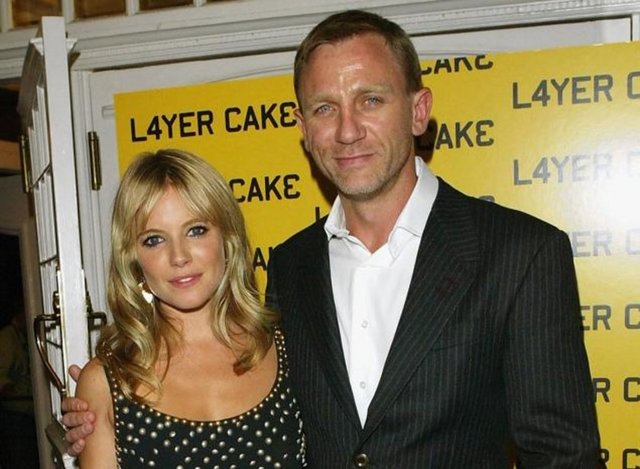 Medya devi Rupert Murdoch'un 2011'de kapattığı eski gazetesi News of the World'ün, birçok ünlü ismi yasadışı yollardan dinlemesiyle ilgili davada Sienna Miller ve Daniel Craig'le ilgili bir skandal ortaya çıktı. -