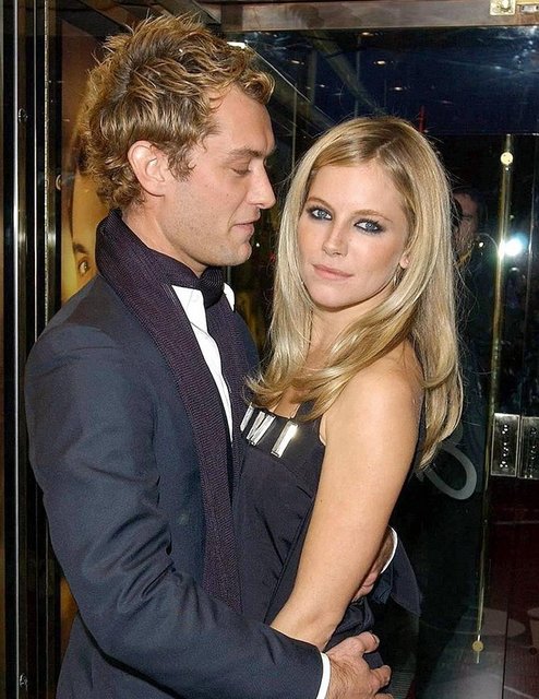 Evans'ın Coulson'a dinlettiğini öne sürdüğü telefon kaydı, Sienna Miller'ın, o dönem beraber olduğu aktör Jude Law'u, meslektaşı Daniel Craig'le aldattığının da kanıtı niteliğinde.