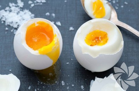 Yumurta – Haşlanmış yumurta, omlet, menemen nasıl yerseniz yiyin, güne yumurta yiyerek başlamak kaliteli protein almanızı ve daha uzun süre tok hissetmenizi sağlar. Böylelikle abur cubur yeme ihtiyacı hissetmezsiniz.