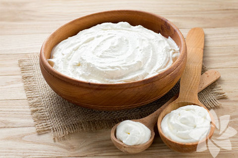 Yoğurt – Vücudunuzun ihtiyacı olan kalsiyum ve D vitaminini bol bol yoğurt yiyerek karşılayabilirsiniz. 30 yaşınızdan itibaren kemikleriniz erimeye başlıyor. Yeterli miktarda kalsiyum almanız bu açıdan çok önemli.