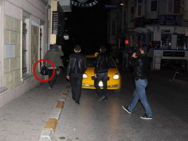 İşler Güçler' dizisinin iki yıldızı Ahmet Kural ile Murat Cemcir, önceki akşam Beyoğlu sokaklarındaydı... İstiklal Caddesi'nden çıkıp Cihangir'e doğru yürüyen ikiliden Ahmet Kural'ın elinde içki dolu bir poşet vardı.