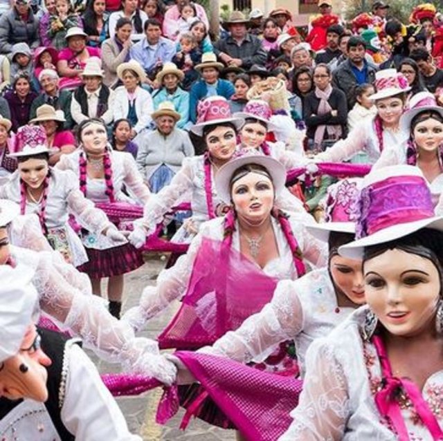 Peru'nun Ollantaytambo kentinde düzenlenen Señor de Choquekillca festivalinde yerel dansçılar maskeleri ve kostümleriyle dans ediyor.