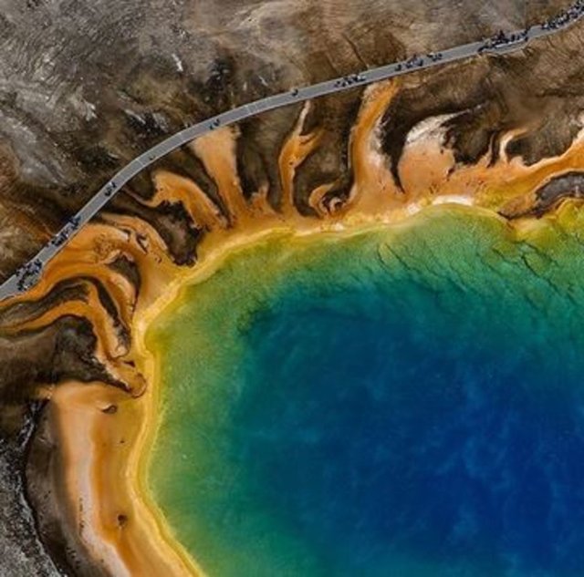 ABD'deki Yellowstone Ulusal Parkı'nda bulunan Grand Prismatic Spring'in çevresindeki patikada yürüyen Eric Smith, bir gün bu kaynağı havadan fotoğraflama kararını almış.