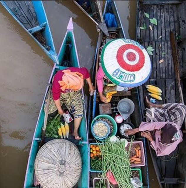 Endonezya, Banjarmasin'in "yüzer pazar"larından birinde yerel çiftçiler taze ürünlerini satıyor.