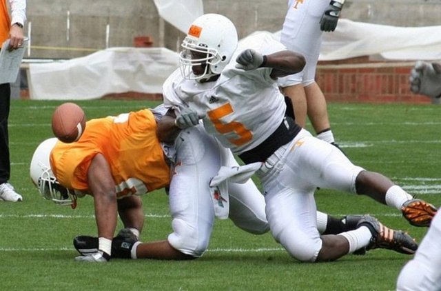 Alttaki sporcunun diz kapağı insan bünyesinin tam tersi biçimde bükülmüş!  -