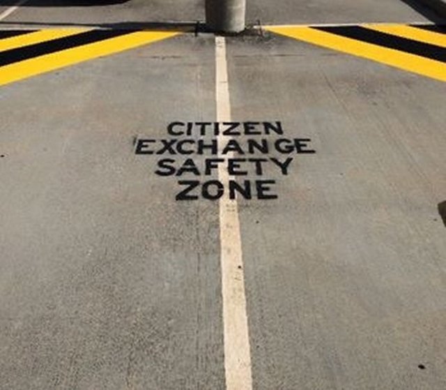 Polis departmanının önündeki ilgi çeken yazı şaşırtıyor.  -