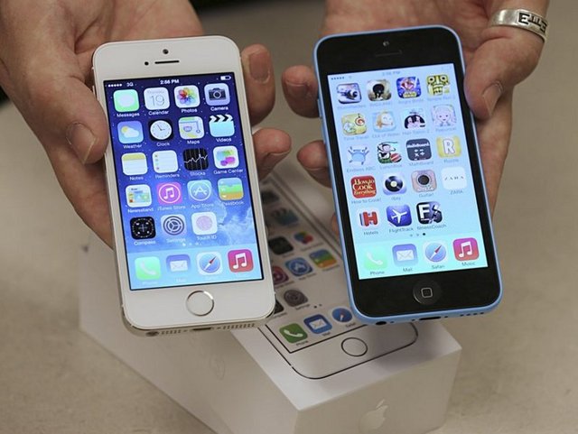 6-Şarj Dayanmıyor, Ses İyi Gelmiyor: "Yeni sürümle beraber şarj sorunun çözülmesini hayal ediyordum ama sorun aynen devam ediyor. iOS7 yükledikten sonra telefon konuşmalarında karşı tarafın sesi eski sürüme göre daha az geliyor. Fakat kulaklık taktığımda böyle bir problem kalmadı."