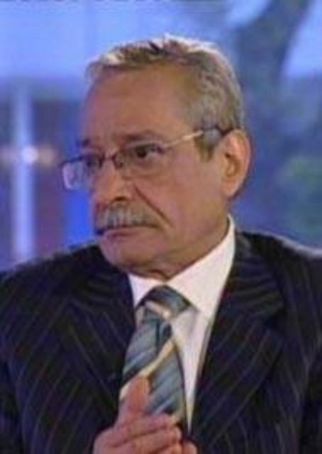 Çukurova Radyosu'ndan yurtdışındaki ablasına gönderdiği sesli mesaj hayatını değiştirdi. Radyo müdürü onun sesini beğenince önünde de spikerlik yolu açıldı. Mertcan artık emekli oldu ama hala bir kaç kuşağın belleğinde sesiyle yaşıyor.