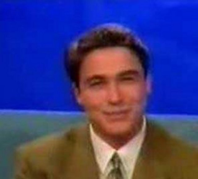 1989'da Ankara TV'sinde spikerliğe başladıktan 1 yıl sonra Magic Box'a geçti.