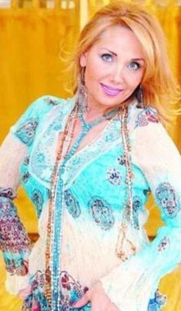 Sarı saçları, cüretkar dekolteleriyle seyircinin dikkatini üzerinde topladı.