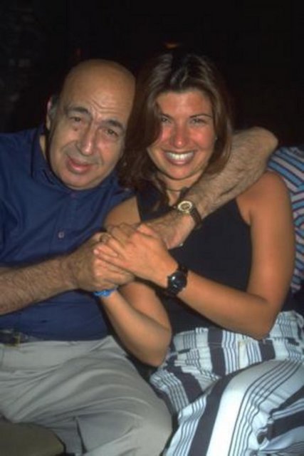 Akbel'in eşi Suna ve kızı Cansu da sesleri ve görüntüleriyle izleyicinin hafızasına yer etti. Bir süre seslendirme yapan Cansu Akbel daha sonra babasının izinden gitti.  -