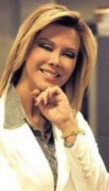 Gazi Üniversitesi Eğitim Fakültesi-Müzik Eğitimi Bölümü'nü bitiren Elik, TRT'nin açtığı sınavları kazanarak 1988 yılında Ankara Radyosu'na atandı. - Aynı yıl Hacettepe Üniversitesi Eğitim Fakültesi-Psikoloji bölümünü kazanarak tekrar üniversiteye kayıt oldu. 1990'da Magic Box (bugünkü Star) kanalına transfer oldu.  -