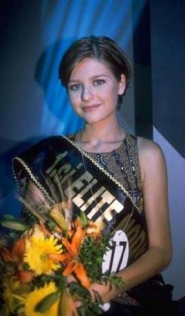 Podyumlardaki başarısı kadar ağırbaşlı tavırları ve düzgün yaşantısıyla beğenilen Dikmenoğlu, bir süre Kanal D'de muhabir yaptı.  -