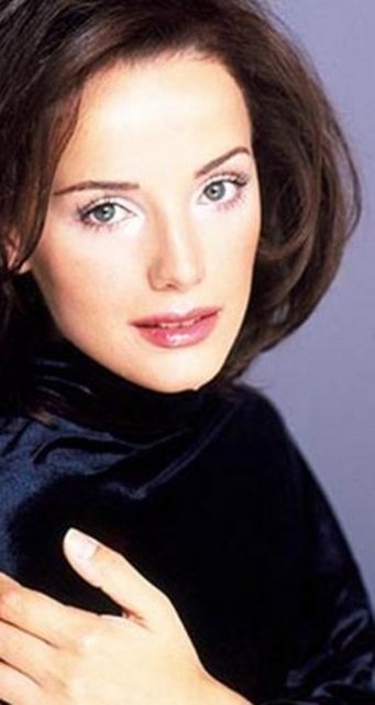 NURHAYAT KAVRAK - TV seyircisi onu hava durumu sunucusu olarak tanımıştı ilk olarak. Hatta çalıştığı TV kanalında kardeşi Birsen Kavrak ile dönüşümlü olarak sunardı havu durumunu.