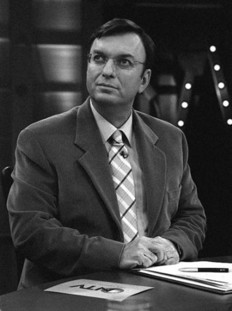 KENAN ONUK - Ekranın hayata erken veda eden spor spikerlerinden biri Kenan Onuk. Ankara Üniversitesi Siyasal Bilgiler Fakültesi'ni bitiren Onuk 1974'te TRT'de muhabir olarak gazeteciliğe başladı. -