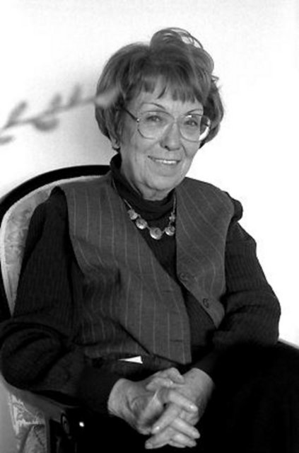 JÜLİDE GÜLİZAR - O da Türkiye'nin ilk bayan spikeri unvanını taşıyor.