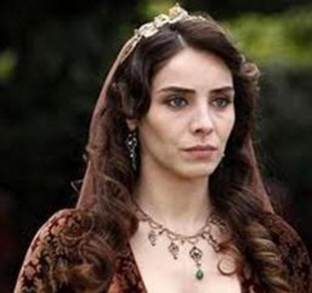 Ama ona asıl ününü kazandıran Aşk-ı Memnu dizisindeki Peyker rolü oldu. - Kurtlar Vadisi Filistin filminde de rol aldı. - Fettahoğlu şu sıralar Muhteşem Yüzyıl'da Mahidevran Sultan'ı canlandırıyor.  -