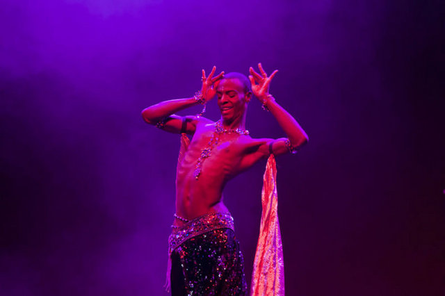 Konser için Amsterdam'dan özel olarak gelen Zenne Rachid Alexander, Gülşen'in konserinde ilginç bir dans şovu sergiledi.