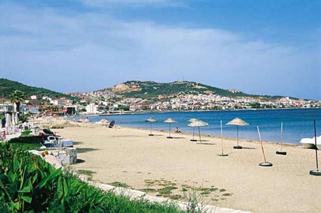 Foça'ya kadar olan sahil şeridi gerek kültürel gerek tarihi gerekse doğal güzellikleriyle sizleri bekliyor.