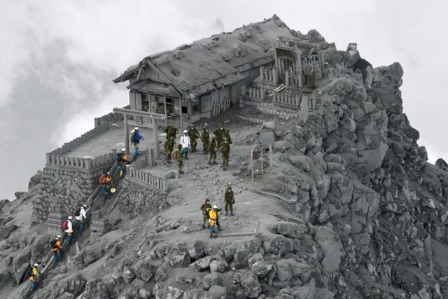 BU KARELERDE PHOTOSHOP YOK! - Japonya'da, volkan patlaması sonrası bir tapınak.