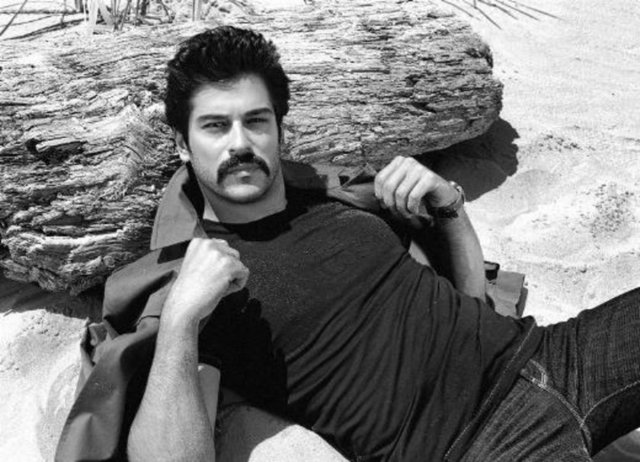 BURAK ÖZÇİVİT - Çalıkuşu dizisiyle ekranlara dönen Burak Özçivit'in takipçi sayısı 38 bin 189. -