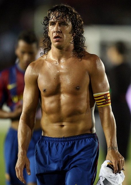 -Barca'nın kaptanı Puyol dört yaşındayken ikinci kattaki evlerinin penceresinden düşmüş...