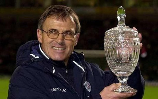 -İngiltere'de Crewe Alexandra'nın t. direktörü Dario Gradi 1983'ten beri takımının başında...