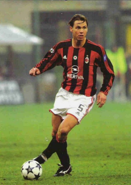 -Sakatlığı nedeniyle 'En uzun süre oynamayan en pahalı futbolcu', Milan'a Real Madrid'den 11 milyon pounda gelen Fernando Redondo. İlk maçında 3. dakikada dizinden sakatlanan Redondo, yaklaşık 2,5 yıl sahalardan uzak kaldı. Redondo, 2.74 milyon pound, ev ve arabayı Milan'a geri vermek istedi, ancak kulüp bu teklifi geri çevirdi...