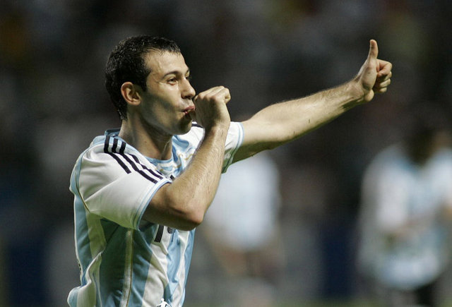 -Mascherano Arjantin A Milli Takımı formasını ilk kez giydiği 16 Temmuz 2003 tarihinde henüz profesyonel seviyede hiçbir kuüpte forma giymemişti...