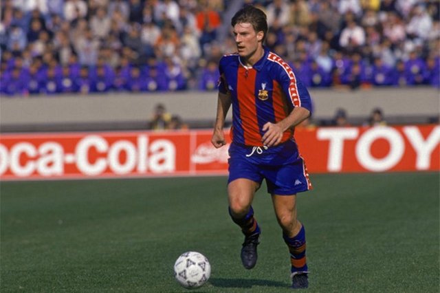 -Michael Laudrup, hem Real Madrid formasıyla Barcelona'ya karşı, hem de Barcelona takımında Real Madrid'e karşı 5-0'lık galibiyetler yaşadı...