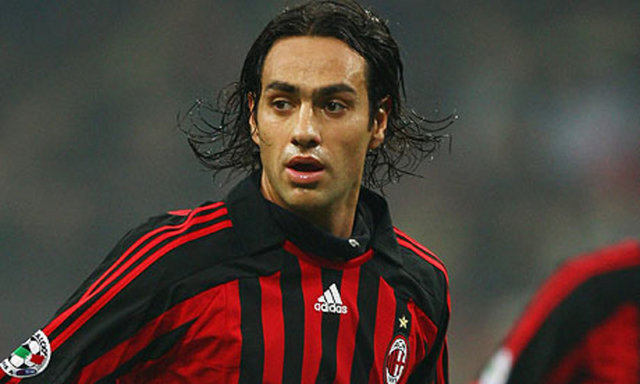 -Alessandro Nesta saatlerce playstation oynadığı için sol elinin başparmağını sakatladı. Nesta ameliyat oldu ve dört hafta sahalardan uzak kaldı...