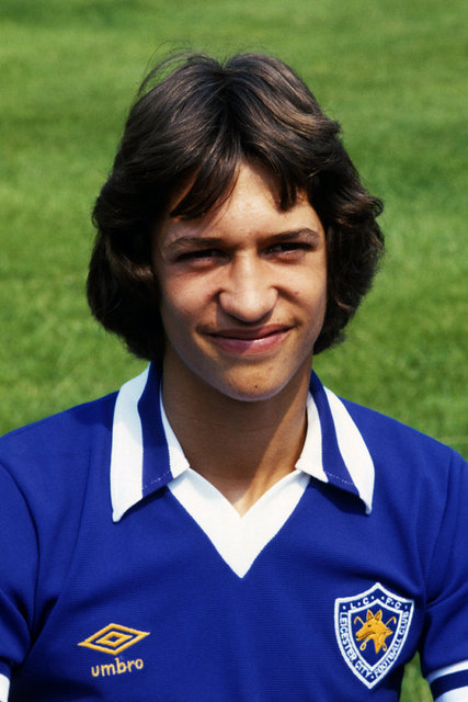 -Efsane İngiliz futbolcu Gary Lineker 20 yıllık kariyerinde hiç sarı kart görmemiş...