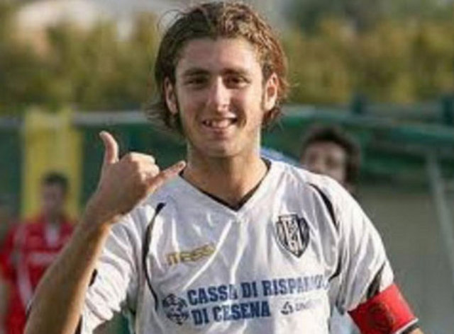 -Bologna'dan Giuseppe Lorenzo, Parma ile oynadıkları maçın 10. saniyesinde rakibine tekme attığı için kırmızı kart gördü...