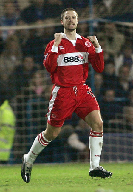 -2002'de Middlesbrough golcüsü Malcolm Christie, Manchester United maçında son dakika golü attıktan sonra taraftarına koştu ancak gol sevincini abartınca çenesi kırıldı...