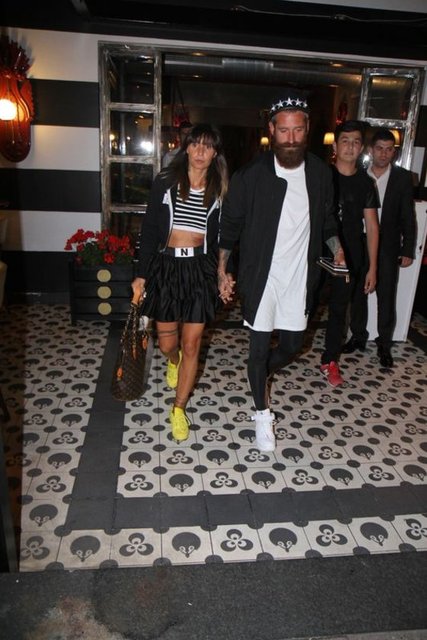 Çift her zamanki gibi ilginç kıyafetleriyle tüm bakışları üzerlerinde topladı.