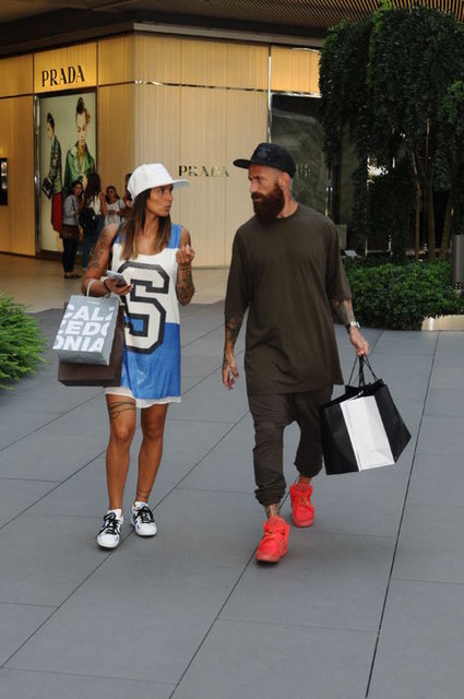 HABERTÜRK MAGAZİN  -  - Fenerbahçeli futbolcu Raul Meireles, önceki gün eşi Ivona'yla alışverişteydi.