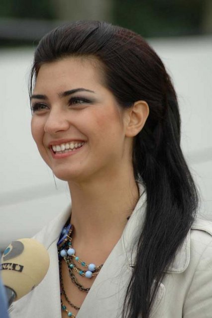 İkizleri Toprak ve - Maya'yı oyuncu eşi Onur - Saylak ile büyüten, bir - yandan mesleğine de - devam eden Büyüküstün, - Ortadoğu ülkelerinden - gelen onlarca reklam, - tanıtım, davet ve röportaj - isteklerine belirli planlama - içinde cevap vermeye - çalışıyor.