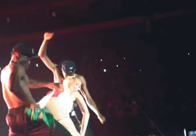 Meksika  bayrağını da kalçasının arkasına alan popçu, Meksika hükümetini kızdırdı.