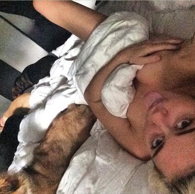 Çalkantılı özel hayatıyla gündemden hiç düşmeyen Amerikalı şarkıcı Miley Cyrus, bugün sosyal paylaşım sitesi Instagram'dan sevenleriyle paylaştığı çıplak fotoğrafıyla sosyal medyayı salladı. İşte o fotoğraf