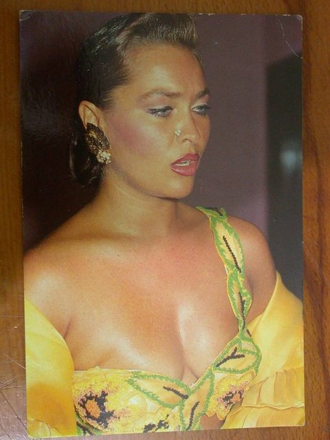 1987 yılında "Alamancının Karısı" ve "Bir Kırık Bebek" çektiği filmlerin ardından, 1989 yılında, Sinema Yazarları Derneği'nin düzenlediği yarışmada "en iyi kadın oyuncu" seçidi