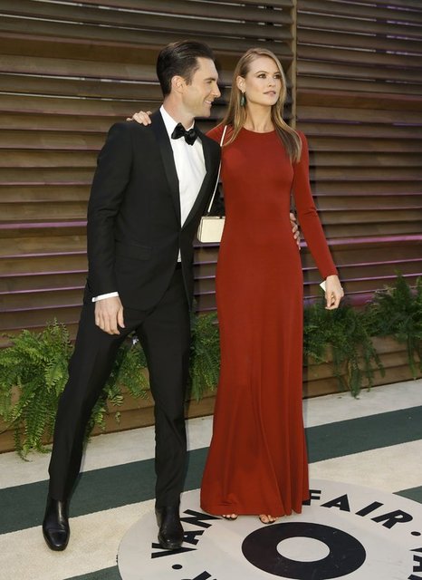 Victoria's Secret modellerine olan tutkusuyla tanınan Adam Levine, daha önce de Anne Vyalitsyna ve Angela Bellotte gibi modellerle birlikte olmuştu.