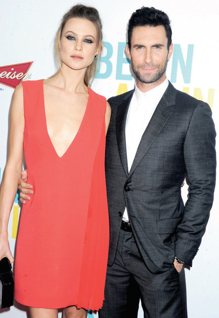 275 kişinin katıldığı bir törenle evlilik yemini eden çift, düğünün ardından balayı için Güney Afrika'ya gitti.