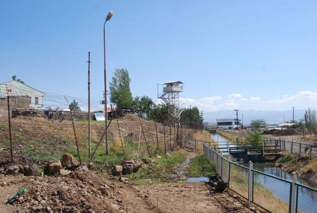 Firar eden tutuklu ve hükümlülerin silahlı terör örgütüne üye olmak, devletin birliğini ve ülke bütünlüğünü bozmak, tehlikeli maddeleri izinsiz olarak bulundurmak suçlarından cezaevinde bulundukları belirtildi.